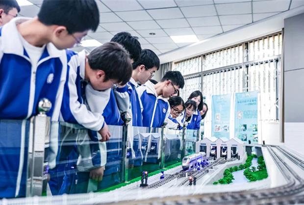 助力科学教育 培育时代新人——尊龙凯时人生就是搏文轩多措并举助推“科教兴国”战略实施